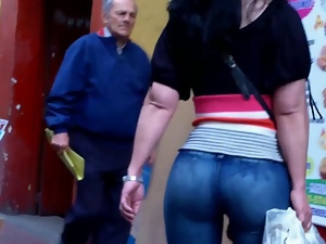a beautiful round ass in jeans