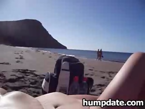 Guy gets handjob with happy end on the beach