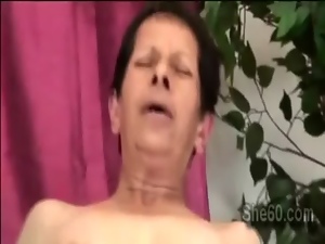 Grannys dry pussy gets stretched by younger huge dong