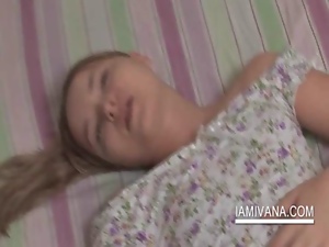 Teen doll Ivana satisfying twat in bed