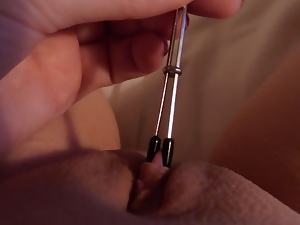 Clamped clit tug